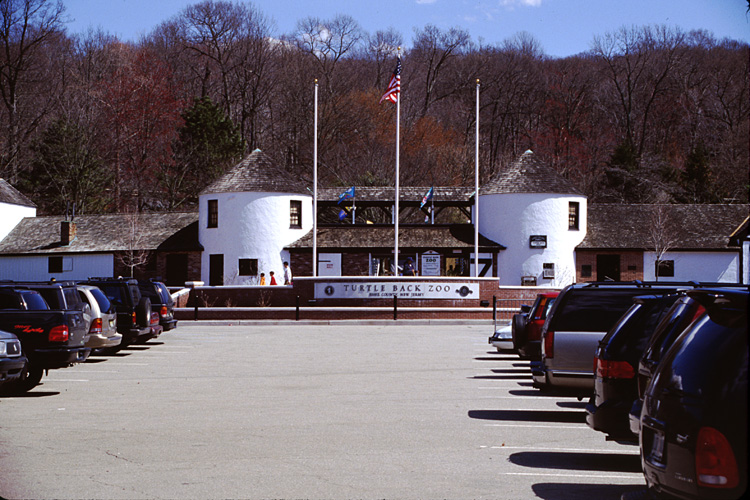 01-04-13, 04, Entrance, Turtle Back Zoo
