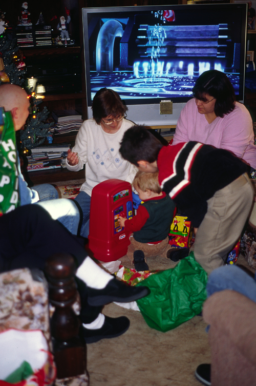 04-12-25, 08, Linda, Mikey, Connor and Lisa, Christmas, Saddle Brook NJ