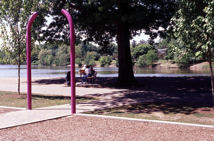 05-05-30, 23, Mikey and Linda, Saddle River Park