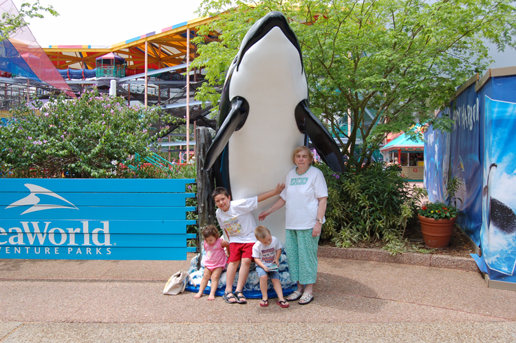 06-06-18, 156, SeaWorld, Kaitlyn, Mikey, Connor, Grandma, Fla