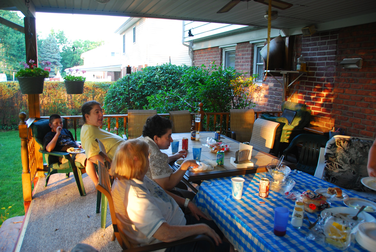 08-06-21, 012, Mikey, Nancy, Karan, and Grandma, Taggart Way House