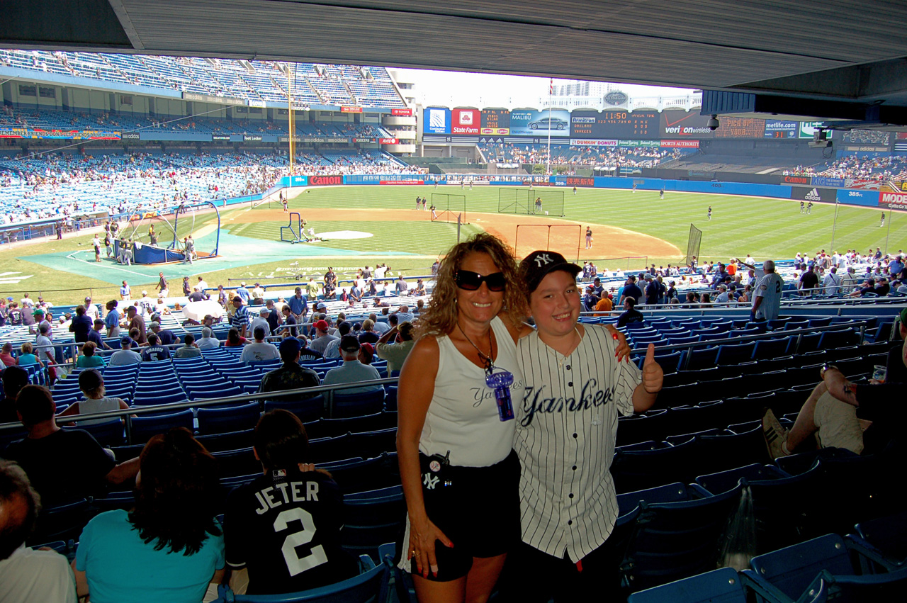 08-07-19, 013, Mikey, Lori, Yankee Stadium