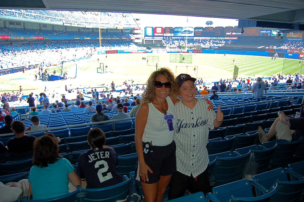 08-07-19, 014, Mikey, Lori, Yankee Stadium